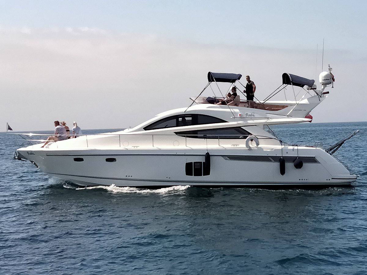 Luxusní jachta na pobřeží Costa del Sol